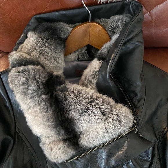 Beautiful Genuine Danier Leather/fur Winter Cost - Picture 10 of 12